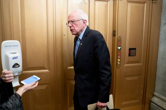 Senator Bernie Sanders arriveert in de Senaat voor de stemming. Eerder raakte de tekst ook al door het Huis van Afgevaardigden. 