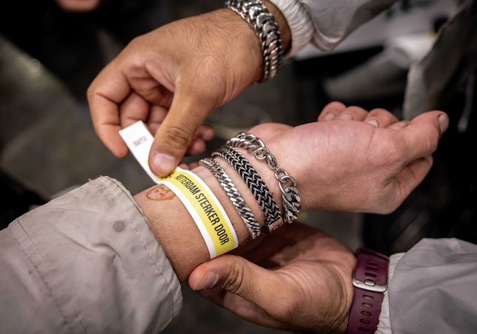 Horecabezoekers kunnen een polsbandje halen na het tonen van hun QR-code in de CoronaCheck-app.