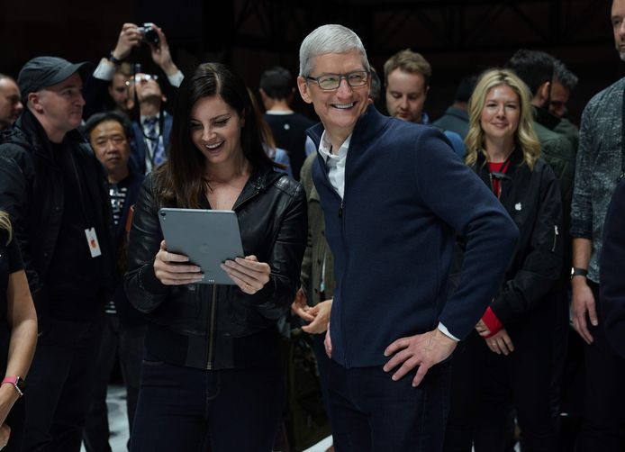 Apple-CEO Tim Cook en zangeres Lana Del Rey met de nieuwe iPad Pro.
