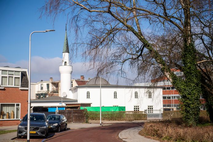 Rechts de Yunus Emre-moskee, midden in een woonwijk in Almelo, links de woning van buurman Lorenz Boers.