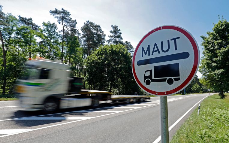 Op Duitse snelwegen geldt al tolplicht voor zware vrachtauto's.  Beeld EPA