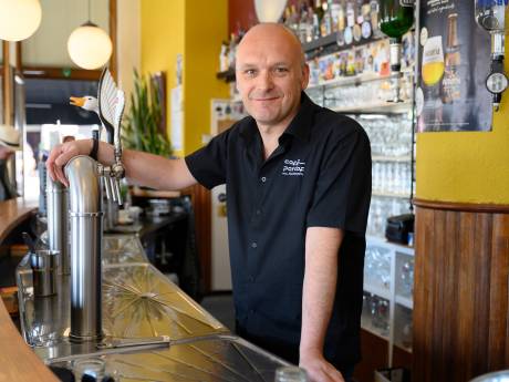 Daf (49) viert tien jaar speciaalbiercafé: “Bier-nerds halen hun neus op voor Stella, maar in Pardaf komen twee werelden mooi samen”