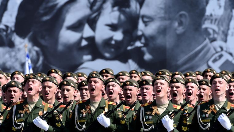 Russische militairen tijdens de jaarlijkse parade op het Rode Plein in Moskou. Beeld afp