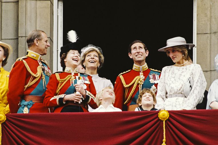 Samen met Philip, prinses Michael van Kent, prins Charles en prinses Diana op het balkon van Buckingham Palace in 1983. Onderaan prins William en prins Harry. Beeld Getty Images
