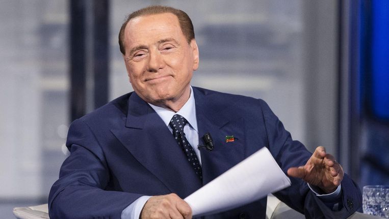 'Wat Berlusconi als eerste antipoliticus na de Koude Oorlog heeft begrepen is dat politiek spektakel moet brengen, mooie show.' Beeld epa