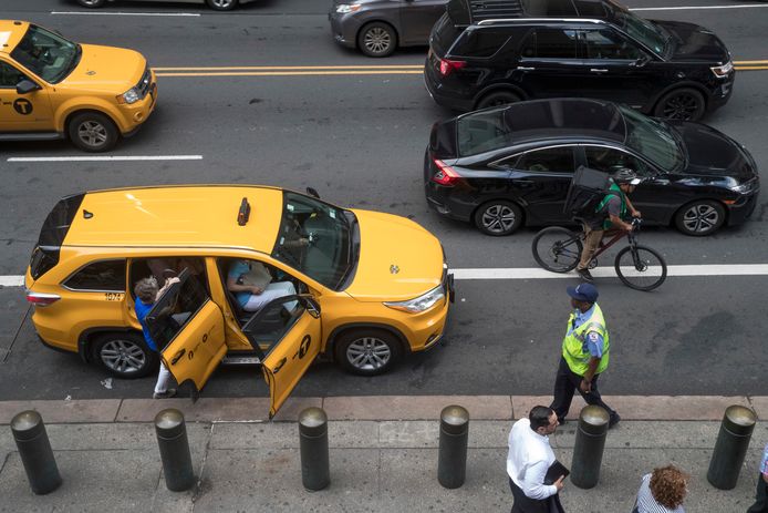 Een gele taxi's in New York. In 2015 reden er 12.600 voornamelijk reguliere gele taxi's rond in de stad. Dit jaar is het aantal gegroeid naar 80.000, waarvan 14.000 traditionele yellow cabs.