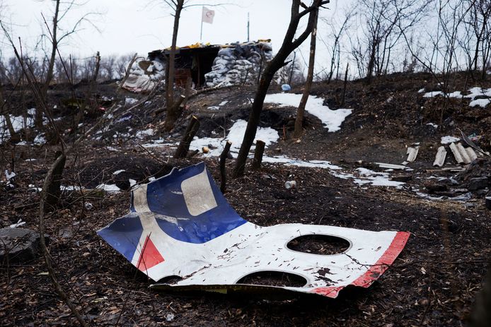 Archieffoto: Resten van de MH17 liggen bij een verlaten wegblokkade vlakbij Nikishyne, ter noordwesten van Grabovo.