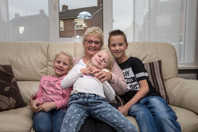 Thomas, Lindy en Karlijn met oma Riky.