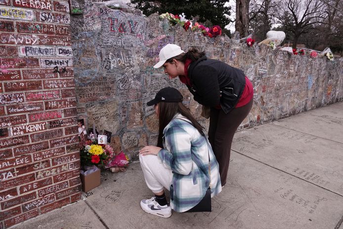 Fans flock to pay their respects to Lisa Marie Presley at Graceland.