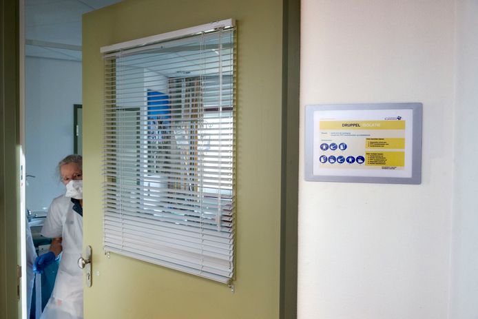 Verpleegkundigen zijn ingepakt tegen besmetting infuenza B. in het St Jansdalziekenhuis in Harderwijk