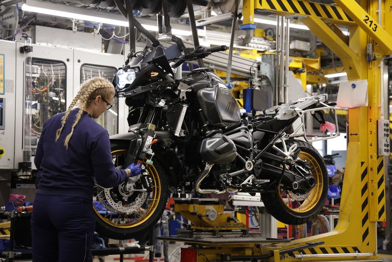 Montage van een motor in een BMW-fabriek in Berlijn. Een groot en rijk land als Duitsland heeft meer financiële ruimte om de eigen industrie te steunen dan kleinere en armere EU-landen.  Beeld Sean Gallup / Getty Images