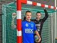 De handbalmannen van Heerle zijn kampioen geworden, voor het tweede jaar op rij. Op de foto: Sjoerd van Ginneken (l) en Stephan Kuijpers.