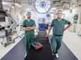 Traumachirurg Alex Leijdesdorff (rechts) en plastisch chirurg Wouter Willems in een operatiekamer in HMC Westeinde: ‘Hand- en polschirurgie is steeds meer een superspecialisatie aan het worden.’