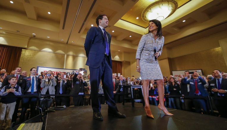 Marco Rubio en gouverneur Nikki Haley van South Carolina maandag in Georgia. Haley wordt genoemd als vicepresidentskandidaat, mocht Rubio de nominatie winnen. Maar de kans daarop wordt met de dag kleiner. Vandaag kunnen 595, van de 1.237 die nodig zijn voor de nominatie, worden gewonnen in 11 staten. Beeld EPA