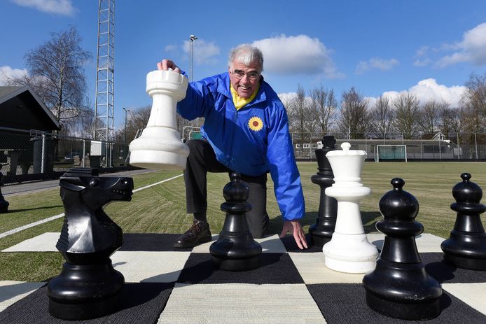 Jan Bulk van LijstvanderDoes is een sterk pleitbezorger van meer buitenactiviteiten. ,,Schaken in de buitenlucht bijvoorbeeld, kan verbindend werken.''