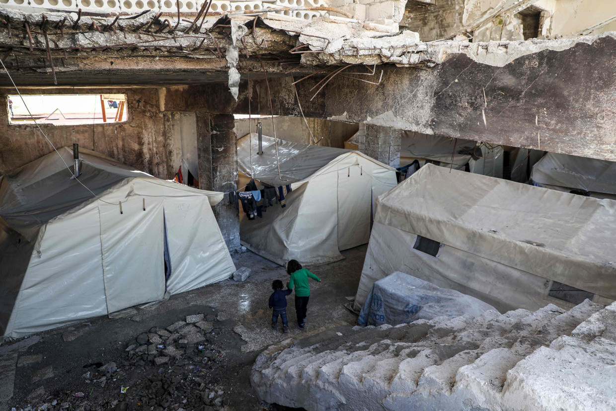 De kampen zijn overbevolkt. Een van de vluchtelingen zegt dat ze met 15 mensen in een tent leeft.
 Beeld AFP