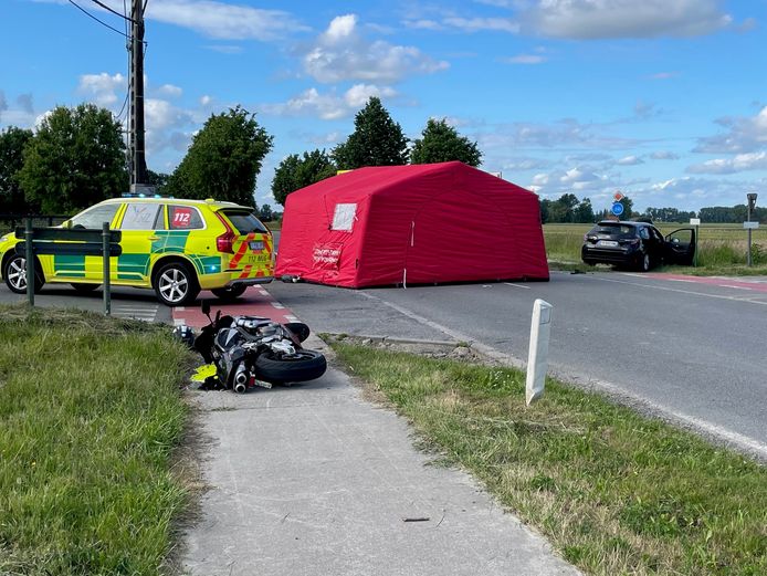 Langs de Eikhoekstraat in Westvleteren kwam een motorrijder om het leven bij een verkeersongeval.