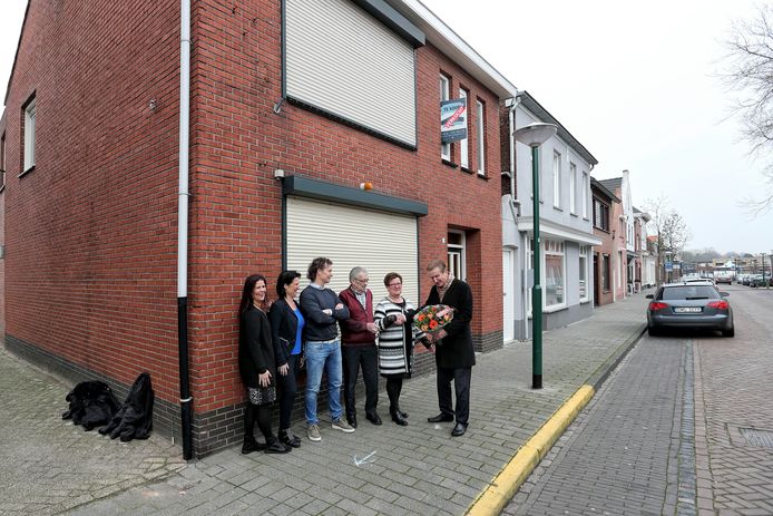 Jolanda, Anita en Patrick van Tilburg zien hoe hun ouders Rinus en Marie voor de deur van hun voormalige doe-het-zelf-zaak in Ossendrecht bloemen krijgen van wethouder Hans de Waal. De gemeente koopt en sloopt het pand om nieuwbouwwijk Noordrand te ontsluiten op de Dorpsstraat.