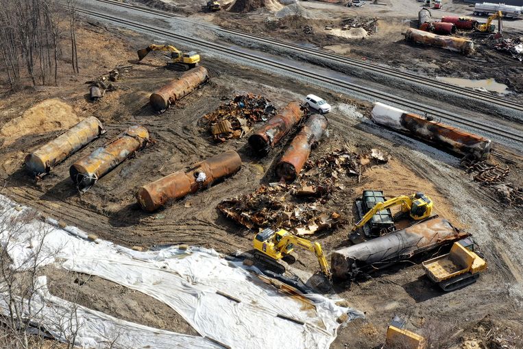 De uitgebrande tankwagons op de plek van het ongeluk.  Beeld AP