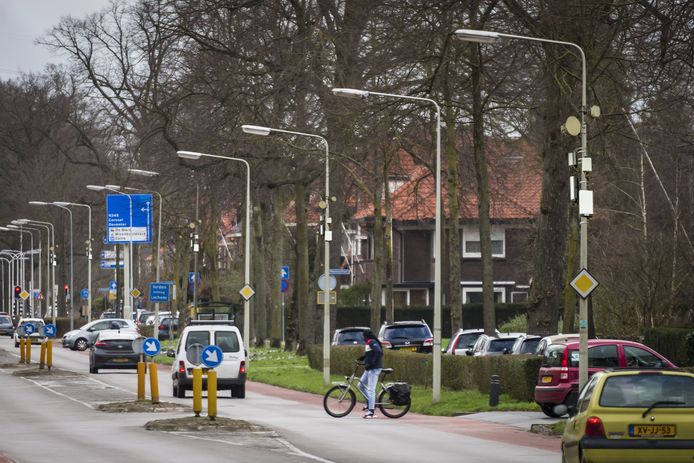 Een antenne op elke hoek van de straat, zoals hier op een bewerkt straatbeeld in Zutphen. Om het nieuwe 5G-netwerk voor sneller internet de komende jaren 'uit te rollen' zijn nieuwe zendmasten nodig maar ook kleinere antennes ('small-cells') op of in openbare gebouwen, lantaarnpalen, bushokjes en verkeerslichten.