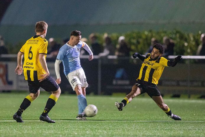 Joost Habraken van Gemert aan de bal in de uitwedstrijd dit seizoen tegen OFC.
