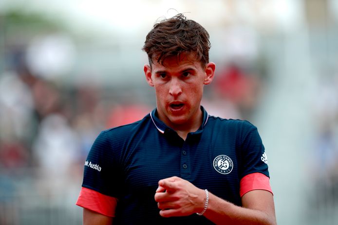 epa06768999 Dominic Thiem of Austria demands a towel as he plays against Ilya Ivashka of Belarus during their men’s first round match during the French Open tennis tournament at Roland Garros in Paris, France, 28 May 2018.  EPA/CHRISTOPHE PETIT TESSON
