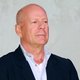 Ontroerend: Bruce Willis omringd door ‘moderne familie’ op gezinsfoto