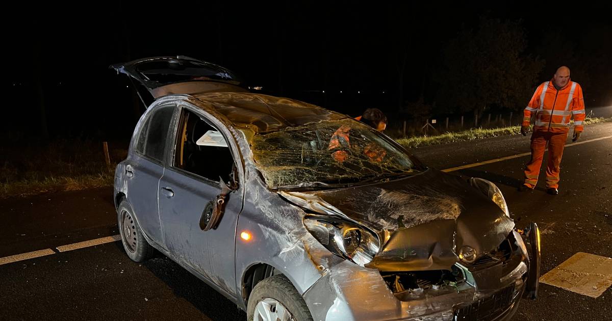 Auto over de kop bij Wilp: vrachtwagens blokkeren plek van ongeluk ter bescherming.