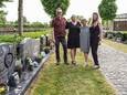 Danny, Maria, Greet en Siegrid gaan schuil achter de bijzondere actie met de keramieken bloemetjes op de begraafplaats van Huivelde in Zele.