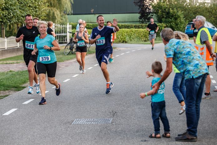 Hoeven - 21-8-2018 - Foto: Marcel Otterspeer / pix4profs - De 37e Hoevense Polderloop. Hier onder aanmoediging van het toegesnelde publiek.