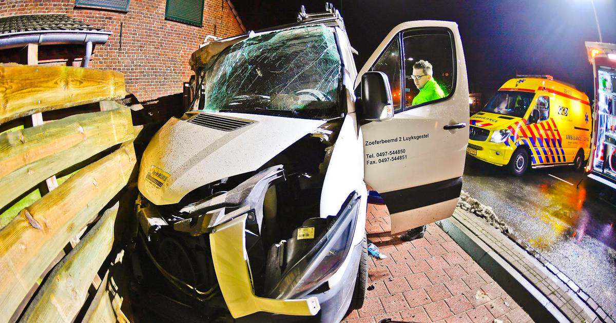 Bus ramt huis in Westerhoven: op bank slapende bewoner met schrik vrij