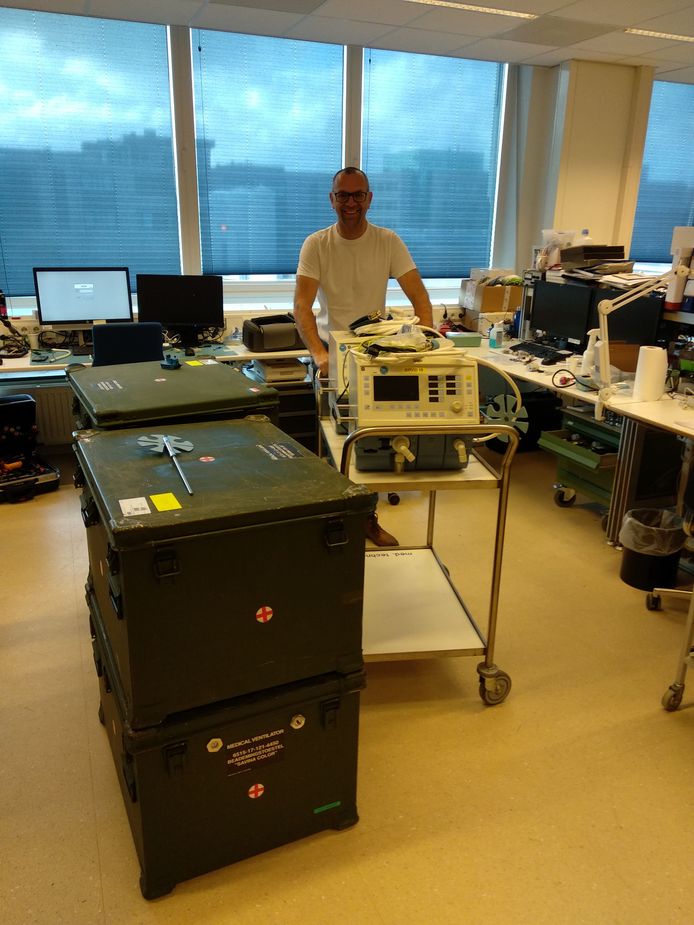 Eric Wansing, medisch instrumentatietechnicus bij Isala, heeft de beademingsapparatuur die het ziekenhuis zaterdag van Defensie overhandigd kreeg, direct klaargemaakt voor gebruik.