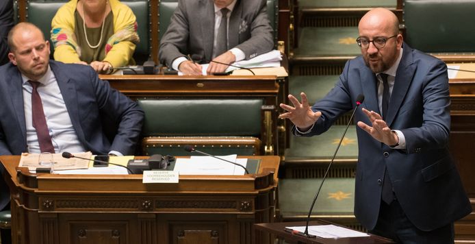Premier Charles Michel met staatssecretaris voor Asiel en Migratie Theo Francken (N-VA) in de achtergrond in het federaal parlement (Archiefbeeld). "België respecteert Europese en internationale regels", benadrukte Michel vandaag.