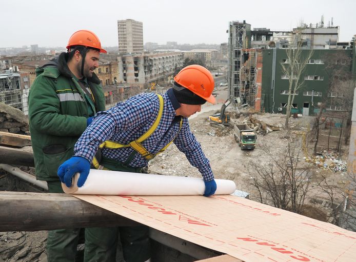 Russische arbeiders halen elke dag wel een gebouw neer in Marioepol om er een "nieuwe Russische stad" neer te zetten.