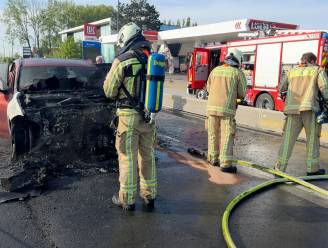 Wagen vat vuur langs Natiënlaan in Knokke-Heist: bestuurder kan net op tijd ontkomen