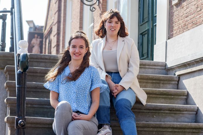 Nikita van Dieën (links) komt namens D66 in de gemeenteraad van Etten-Leur, Esmée van Dravik namens GroenLinks-PvdA.