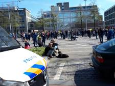 Corona-demonstratie in Arnhem rustig verlopen, gevreesd treffen voetbalfans blijft uit