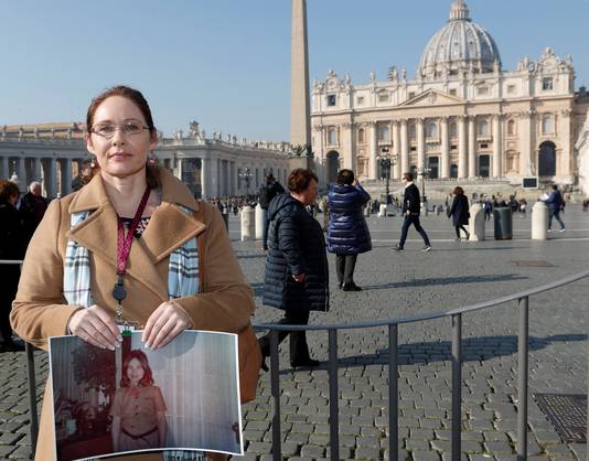 Slachtoffers, verenigd in het Survivors Network of those Abused by Priests, met hun jeugdfoto's op het Sint-Pietersplein in het Vaticaan.
