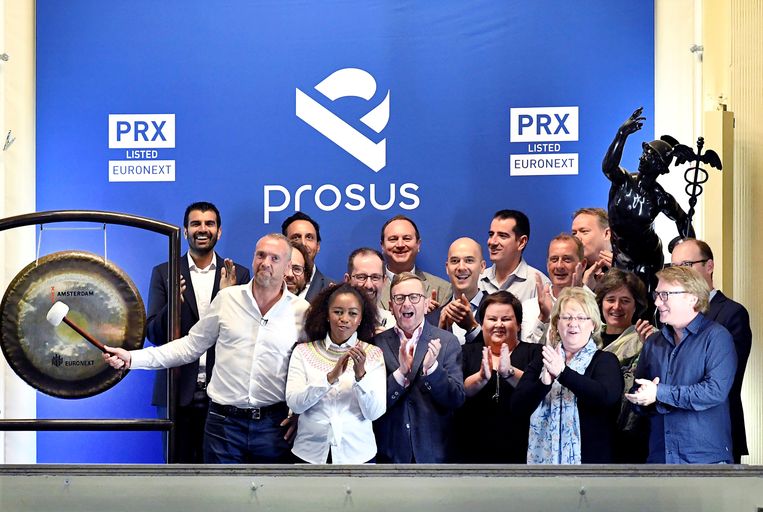 Prosus-topman Bob van Dijk slaat op de gong tijdens de introductie van het aandeel Prosus op de Amsterdamse beurs, september 2019. Van Dijk ontving vorige jaar 38,5 miljoen euro voor zijn werk bij Prosus. Beeld Piroschka van de Wouw / Reuters