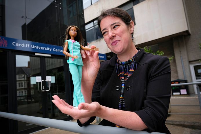Ontwikkelingspsycholoog dr. Sarah Gerson met een Barbie pop.