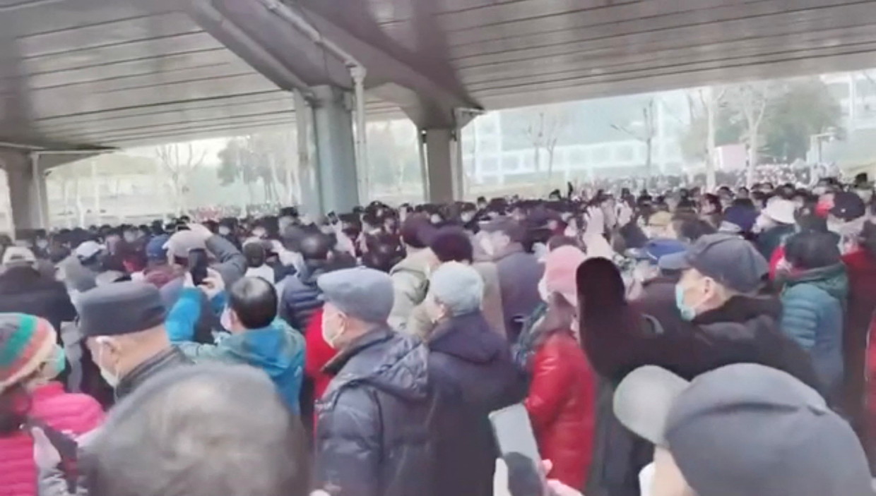 Demonstranten verzamelen zich buiten Zhongshan om tegen kortingen op hun uitkering te demonsteren. Beeld Reuters