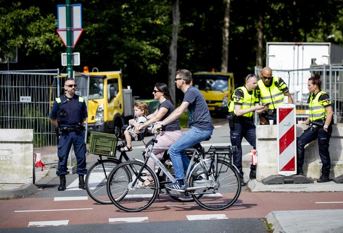 Een toegangsweg naar het RIVM is afgesloten vanwege het boerenprotest. Op verzoek van de burgemeester van De Bilt stonden er ook vrachtwagens van Defensie paraat.