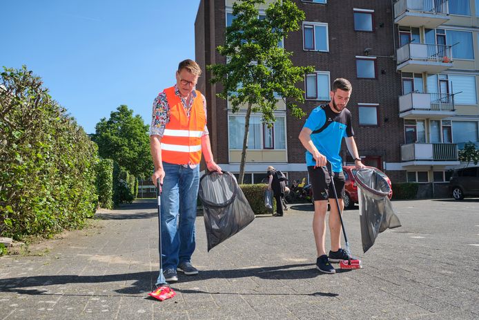 Deze mensen maken wijk op bijzondere manier schoon: ‘Rommel moet je in ...
