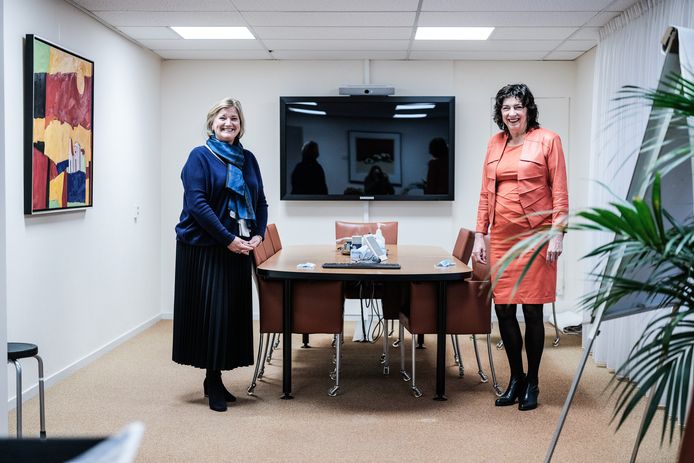 De twee directeuren van de Achterhoekse ziekenhuizen, links Jeltje Schraverus (Slingeland) en rechts Marja Weijers (SKB)