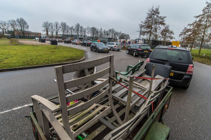Drukte bij het afvalbrengpunt aan de Wegtersweg in Hengelo. Vanwege corona mag er maar een beperkt aantal auto's tegelijk op het milieupark zijn.