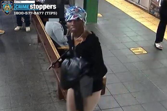 La femme a agressé une inconnue dans une station de métro.