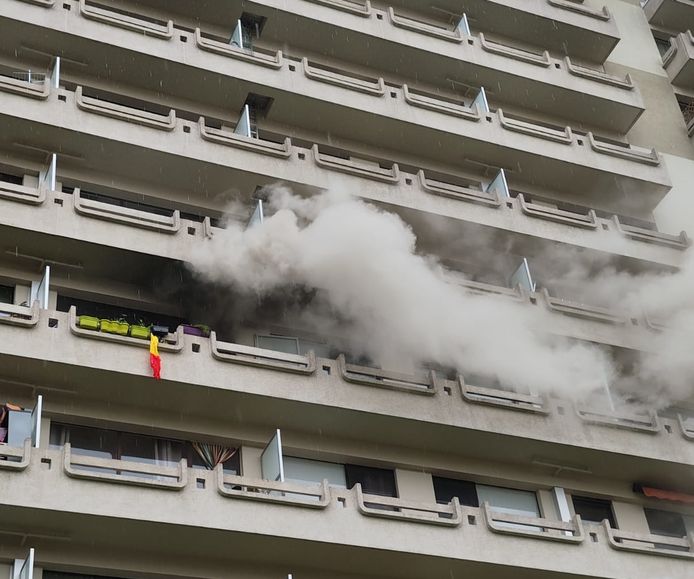 Appartementsbrand aan Tentoonstellingslaan: 2 mensen licht bevangen door de rook
