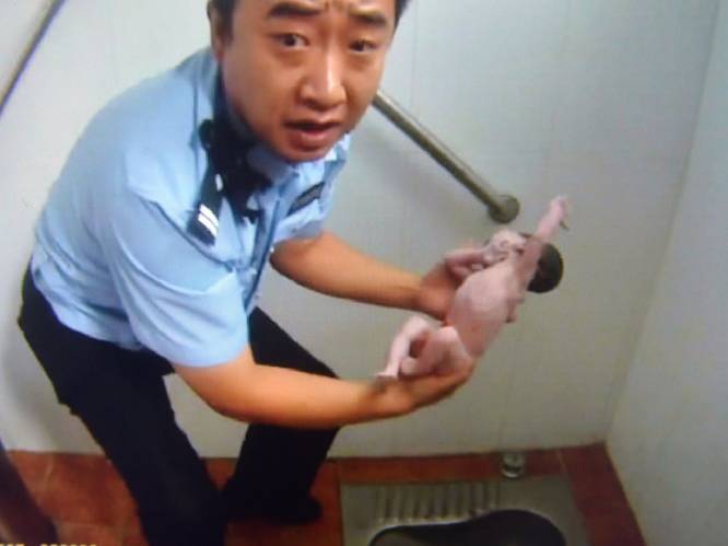 Agent redt pasgeboren baby uit toilet