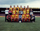 Rene Eijkelkamp (middelste rij, tweede van links) met de Go Ahead Eagles-selectie in 1983.