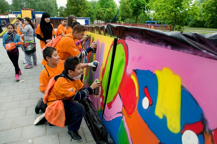 Leerlingen van groep 8 van basisschool Het Mozaïek in Arnhem tijdens een graffitiworkshop.
